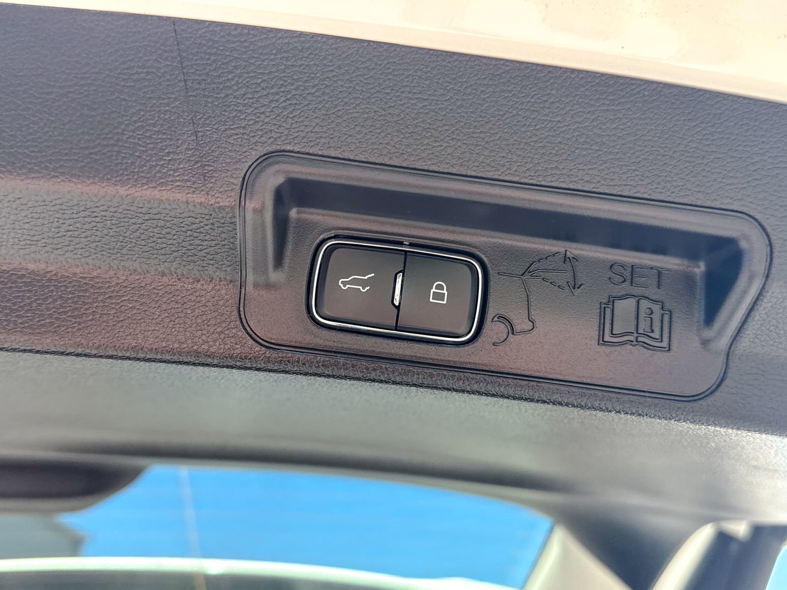 Used 2025 Ford Explorer Active AWD/4WD image 16