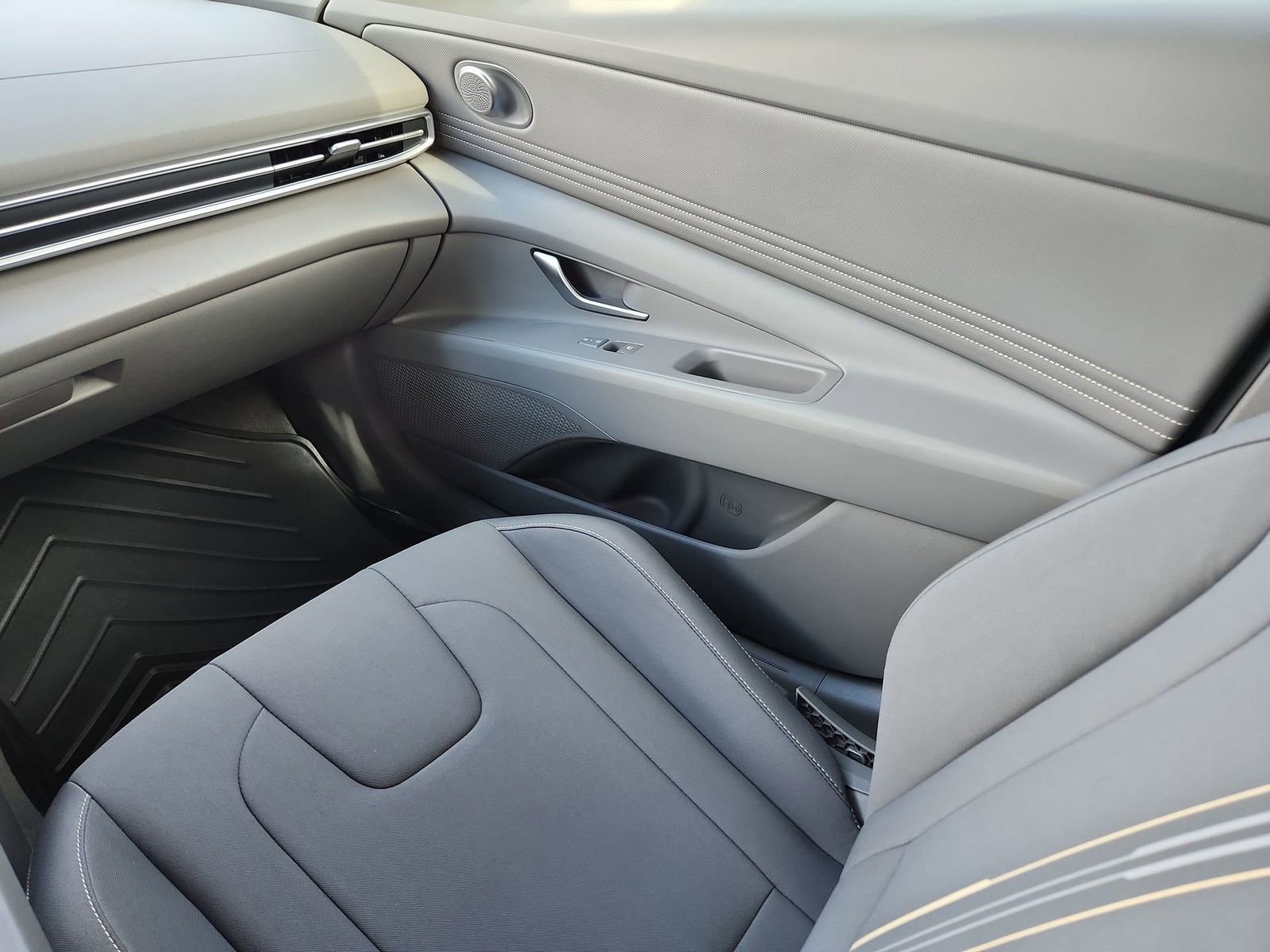 Used 2025 Hyundai Elantra SEL image 14