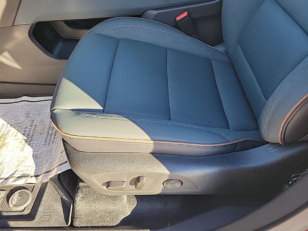 Used 2025 GMC Acadia AT4 w/ Luxury Package image 10