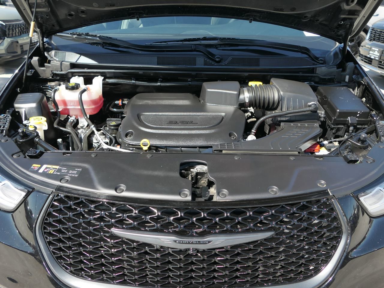 Used 2025 Chrysler Pacifica Limited image 28