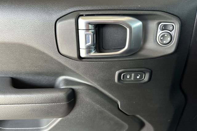 Certified 2022 Jeep Gladiator Sport AWD/4WD image 11