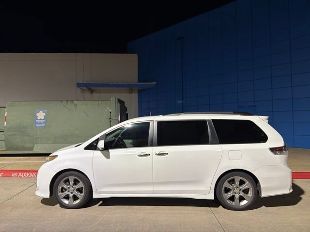 Used 2014 Toyota Sienna SE FWD image 9