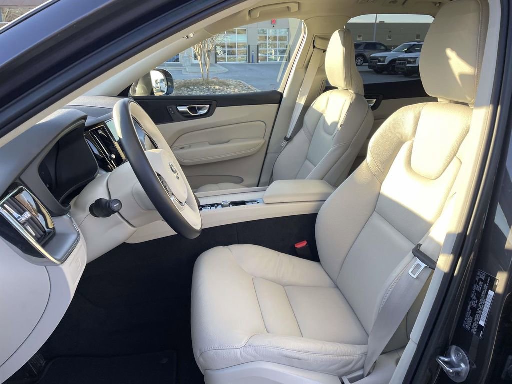 Used 2023 Volvo XC60 B5 Core image 8