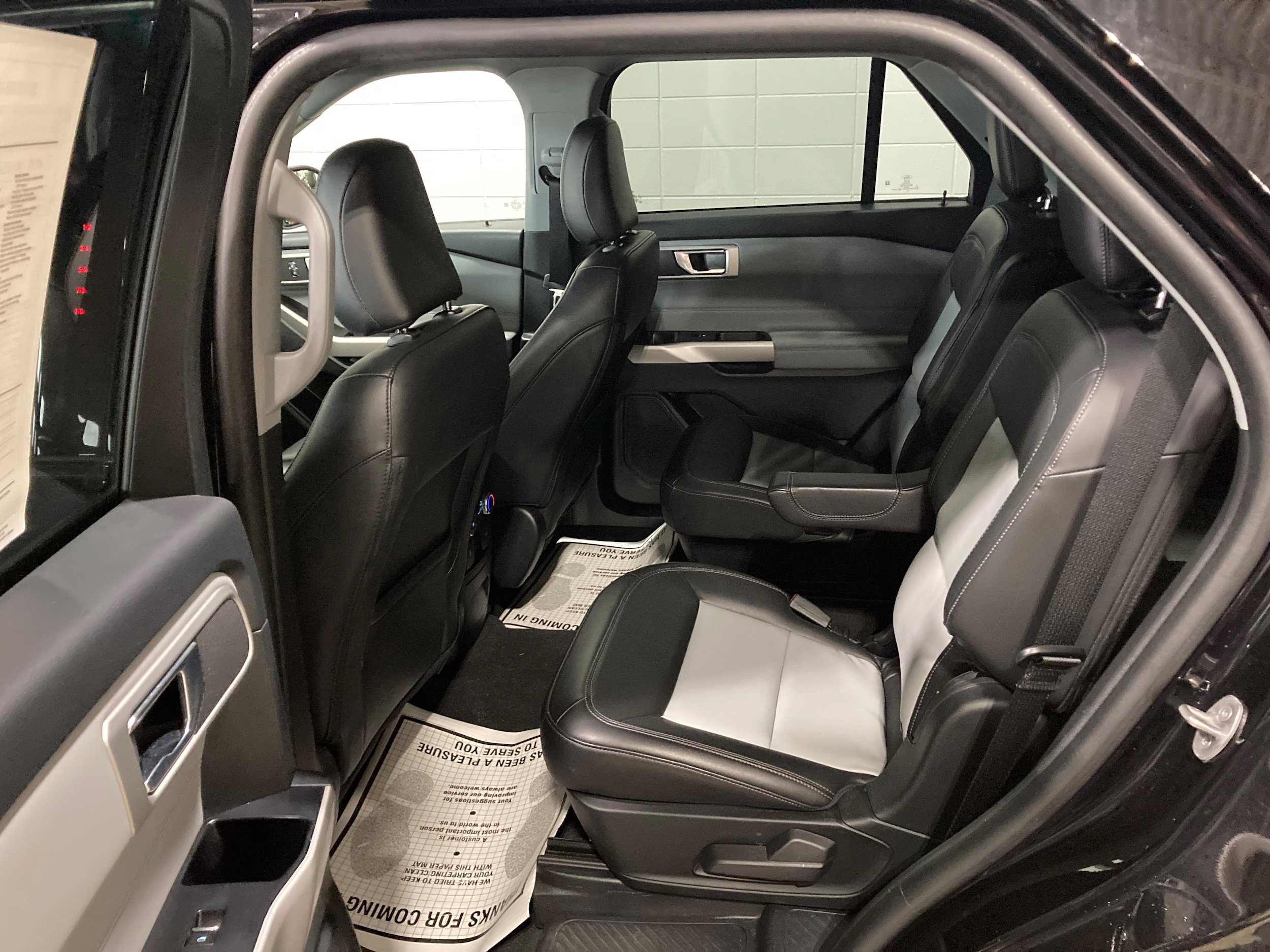 Used 2023 Ford Explorer XLT w/ Equipment Group 202A AWD/4WD image 17