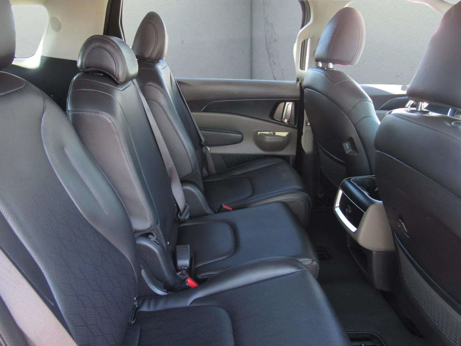 Used 2025 Kia Carnival FWD image 11