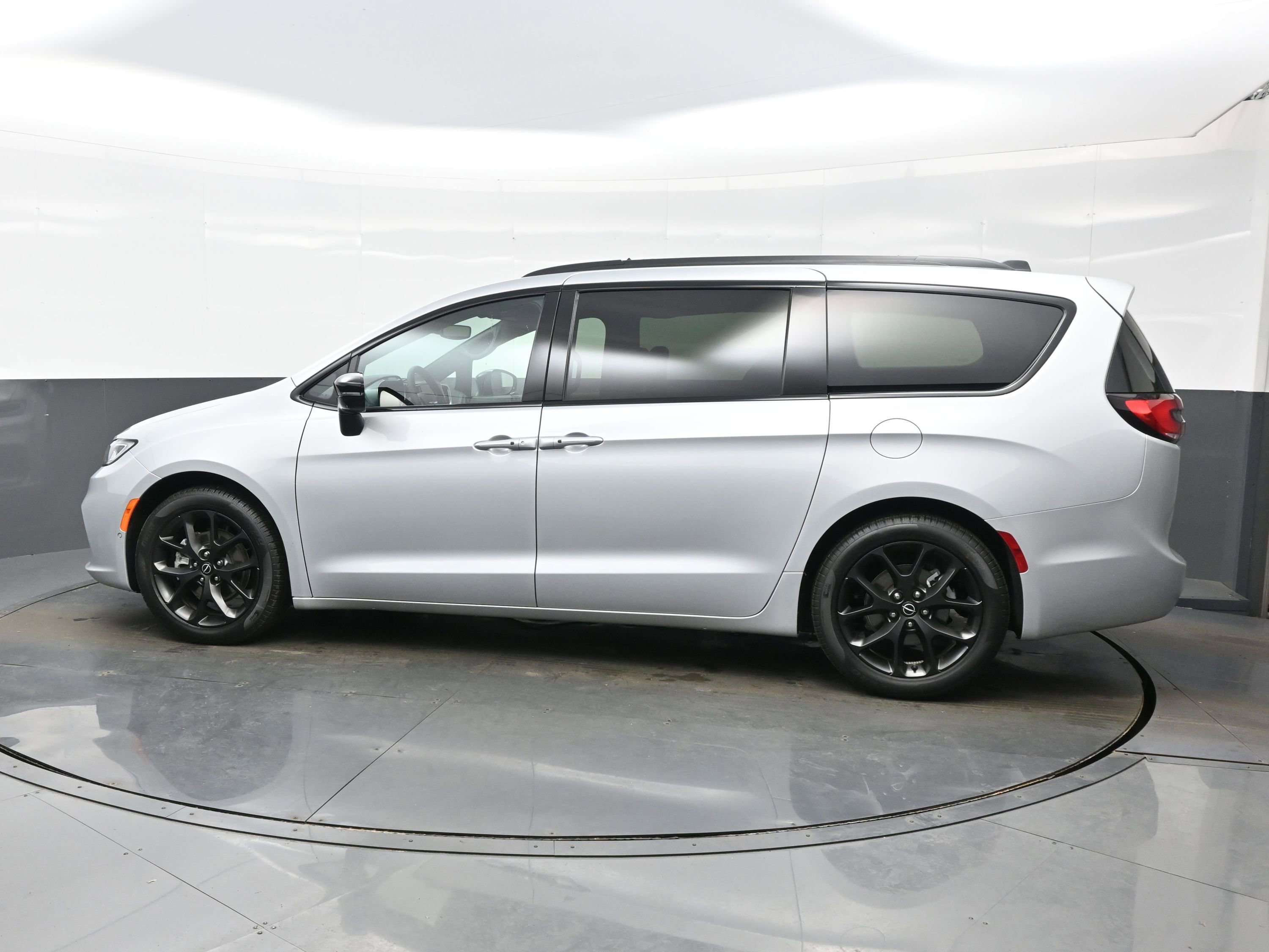 New 2026 Chrysler Pacifica Limited w/ S Appearance Package image 3