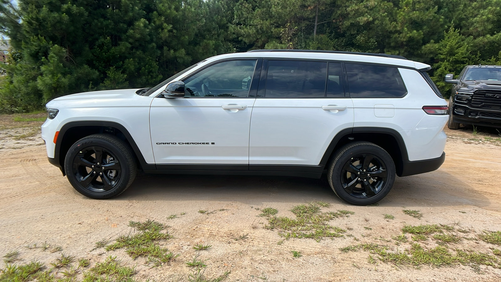 New 2025 Jeep Grand Cherokee L Altitude image 11