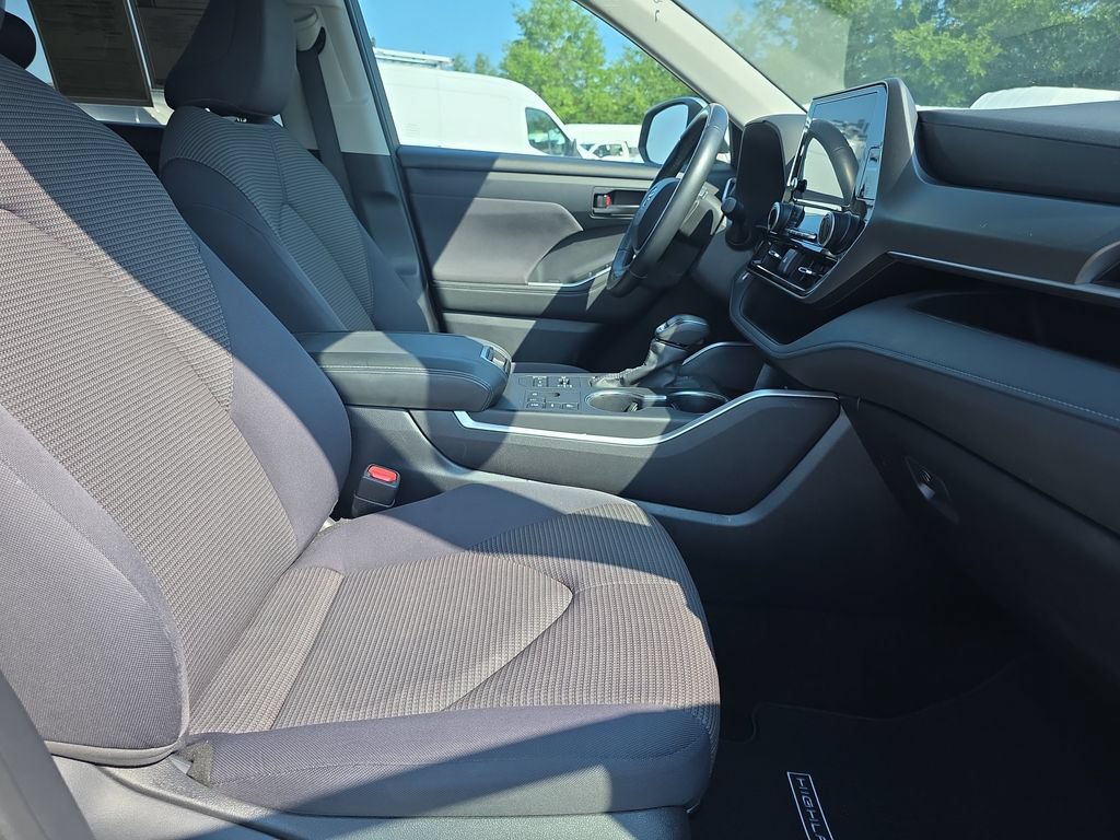 Used 2024 Toyota Highlander LE AWD/4WD image 33