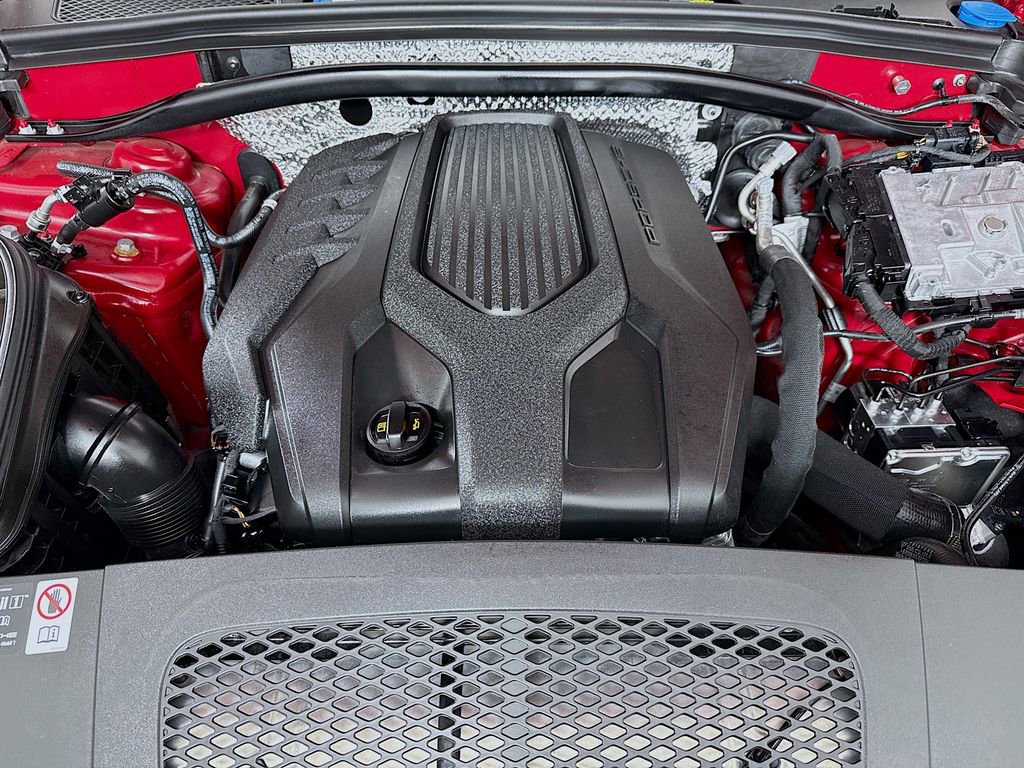 Certified 2025 Porsche Macan image 34