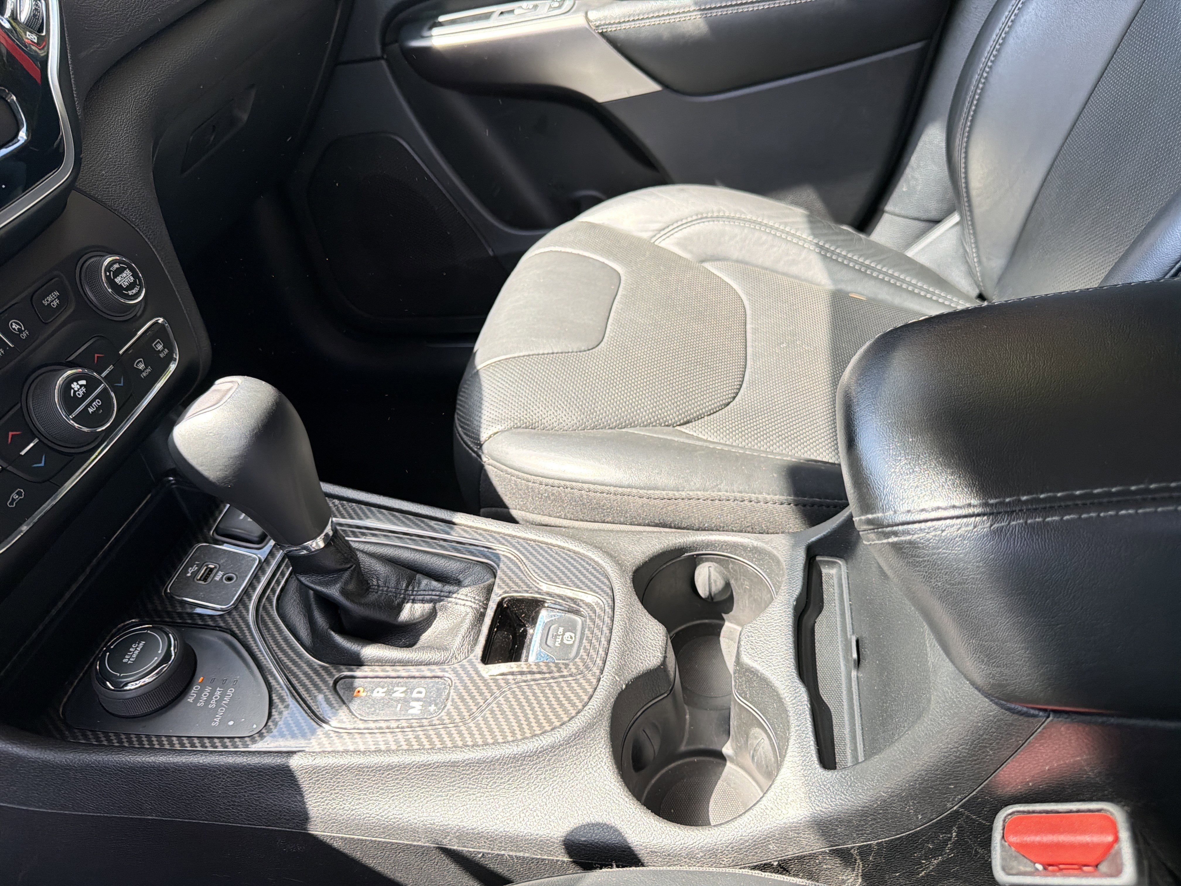 Certified 2019 Jeep Cherokee Limited w/ Luxury Group AWD/4WD image 21