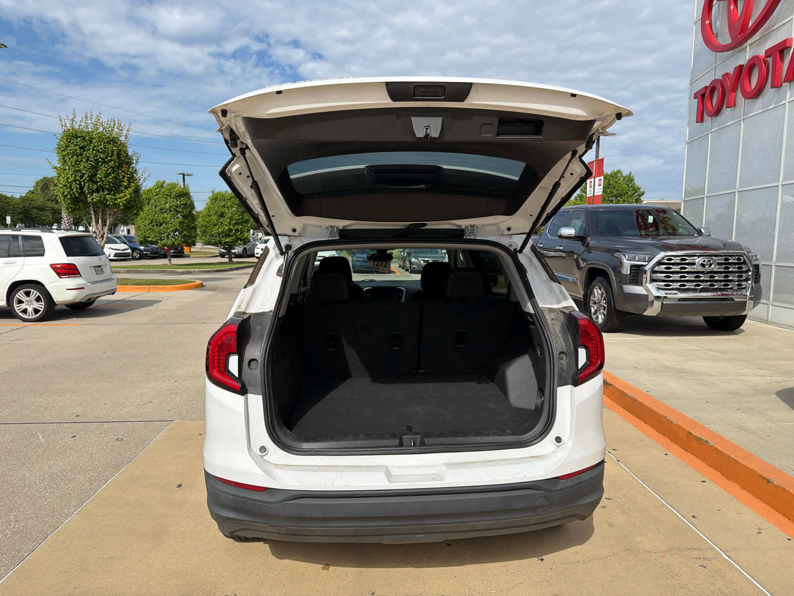 Used 2024 GMC Terrain SLE FWD image 36