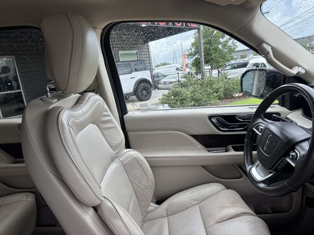 Used 2019 Lincoln Navigator Select RWD image 11