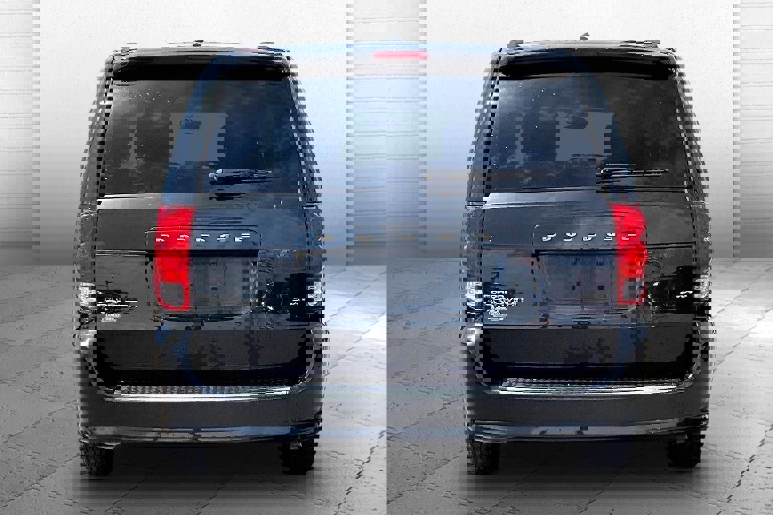 Used 2016 Dodge Grand Caravan SXT w/ UConnect Hands-Free Group image 3