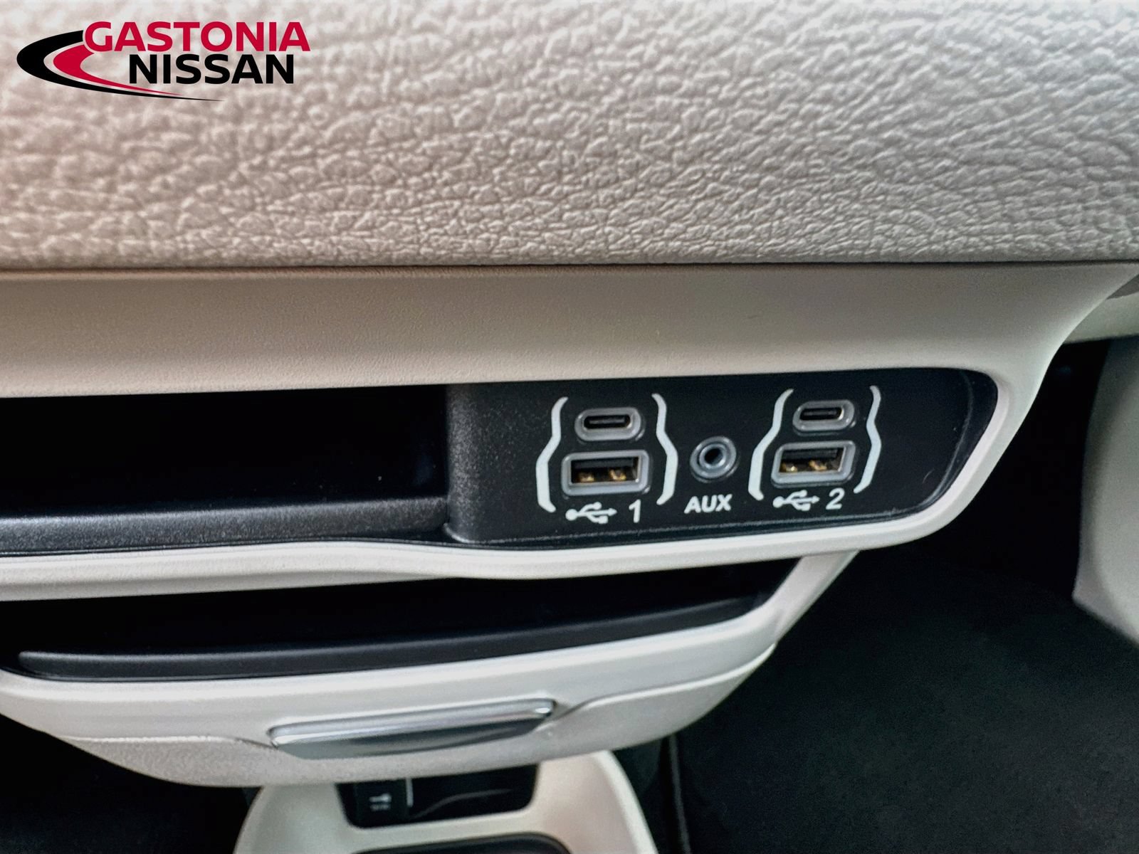 Used 2024 Chrysler Pacifica Touring-L FWD image 29