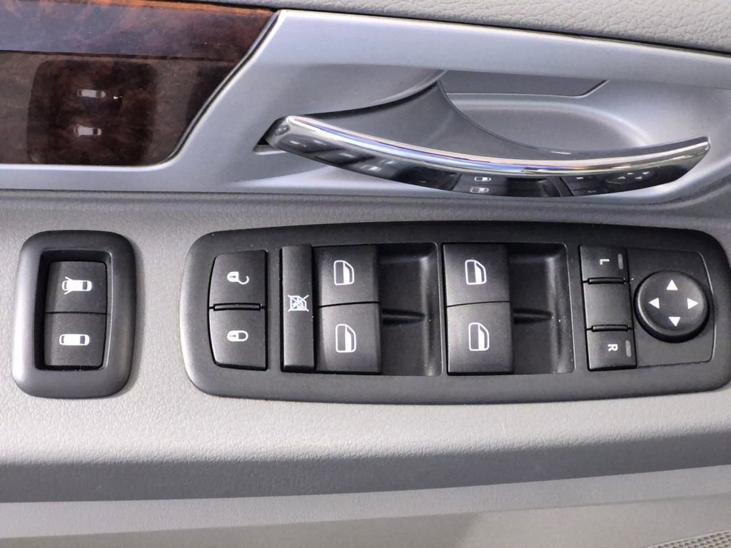 Used 2009 Chrysler Town & Country Touring FWD image 15