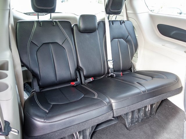 Used 2023 Chrysler Pacifica Touring-L image 13
