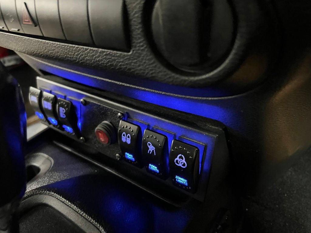 Used 2018 Jeep Wrangler Unlimited Sport w/ Connectivity Group AWD/4WD image 25