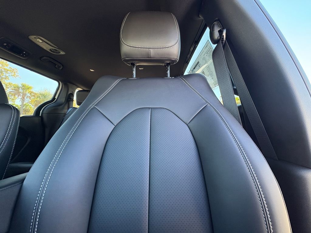 New 2026 Chrysler Pacifica Select image 14