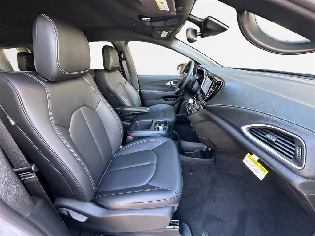 New 2026 Chrysler Pacifica Select image 26