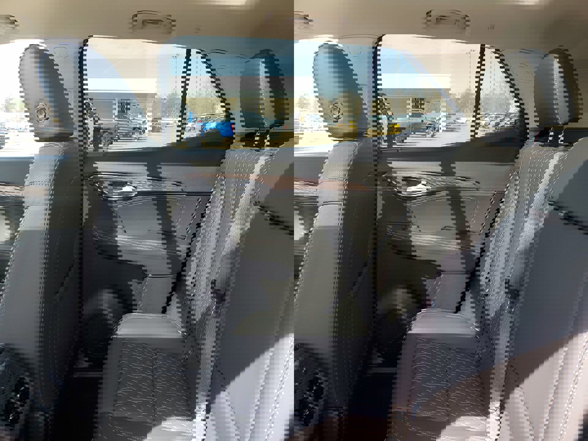 Used 2023 Buick Envision Avenir image 32