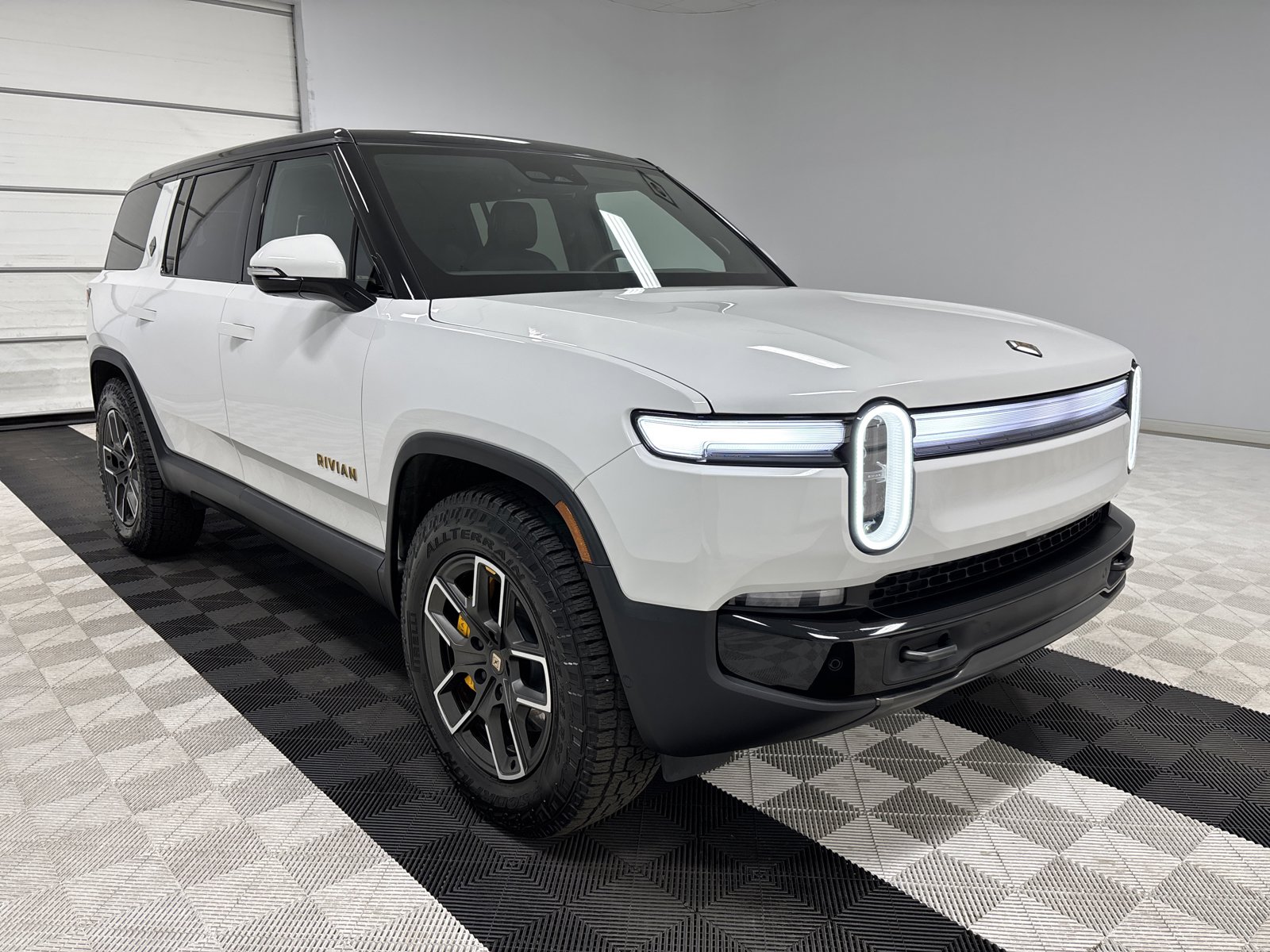 Used 2025 Rivian R1S Premium image 7