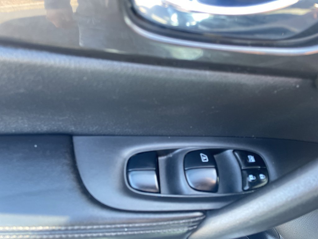 Used 2020 Nissan Rogue SV image 15