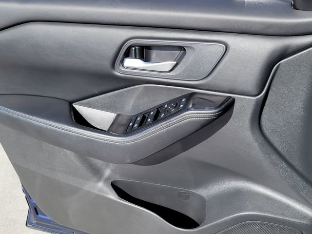 Used 2025 Nissan Rogue SV image 7