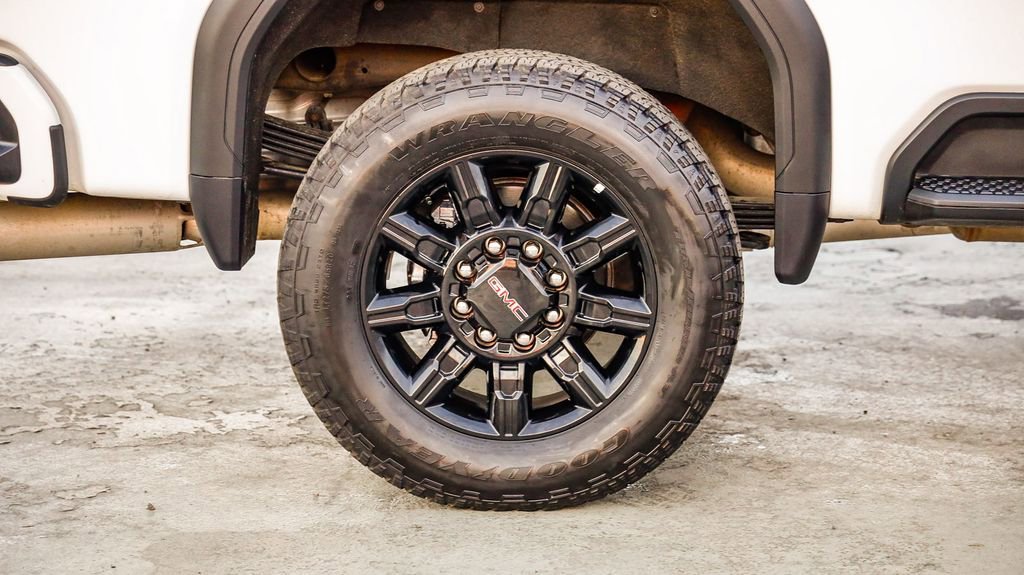 Used 2025 GMC Sierra 2500 AT4 image 12