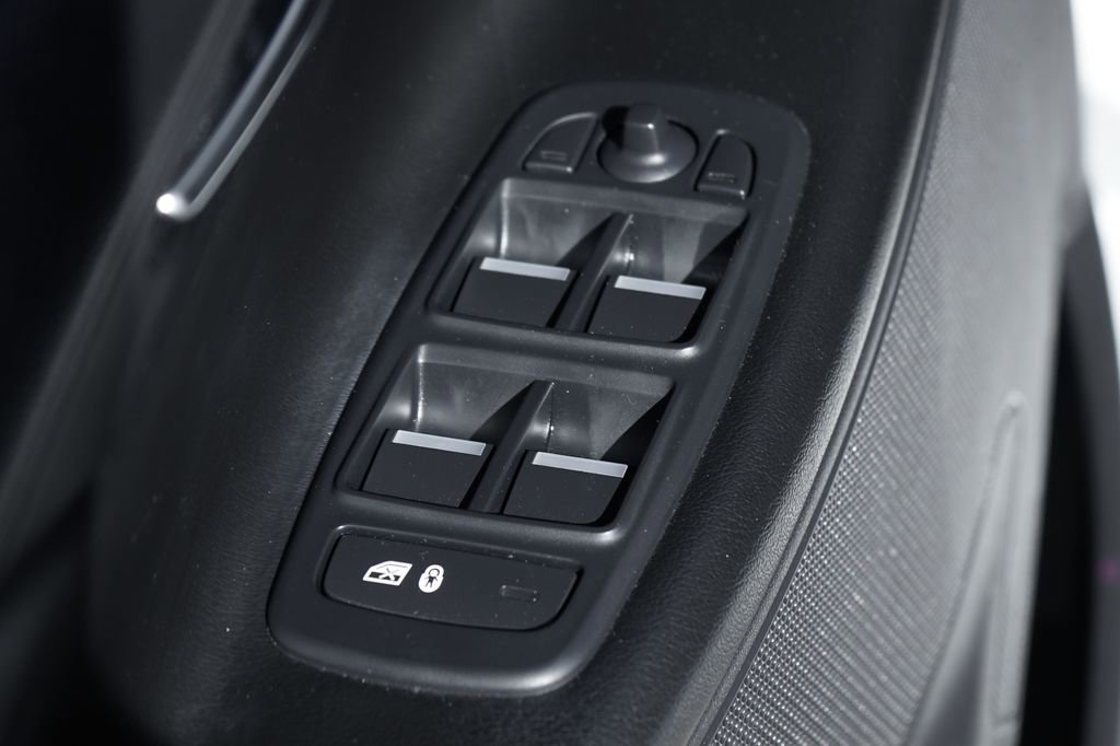 Used 2017 Jaguar XE image 16