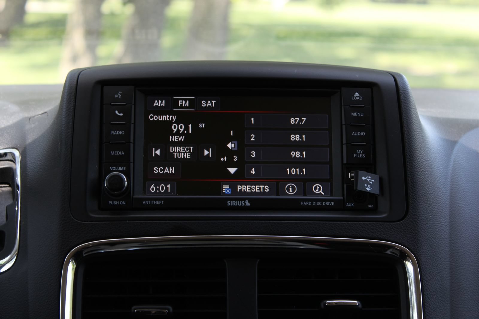 Used 2016 Dodge Grand Caravan SXT w/ UConnect Hands-Free Group FWD image 18