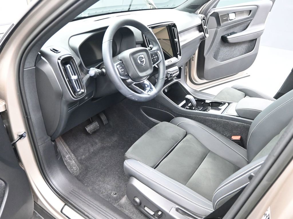 Used 2023 Volvo XC40 Recharge Ultimate image 10