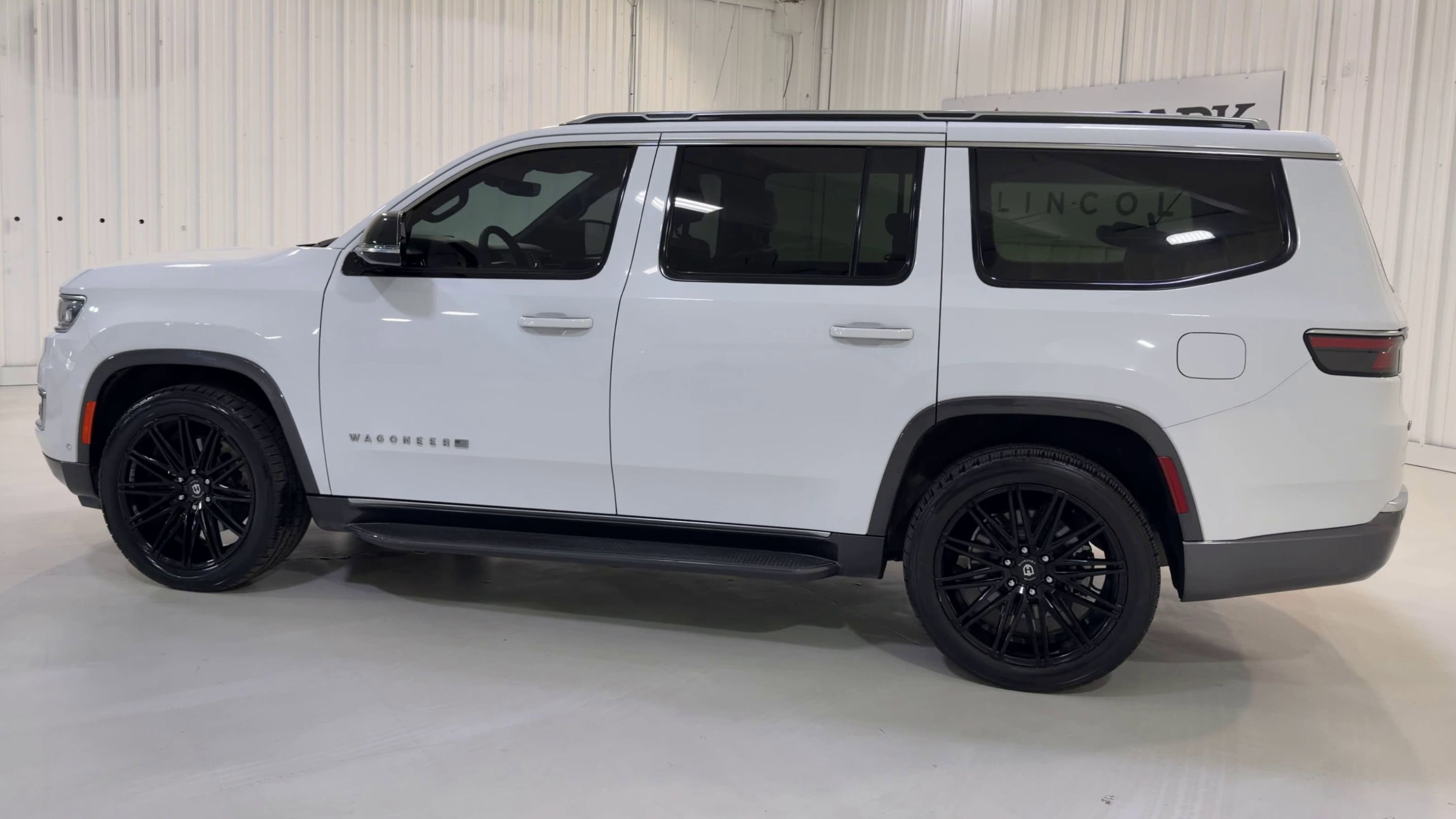 Used 2022 Jeep Wagoneer Series II RWD image 7