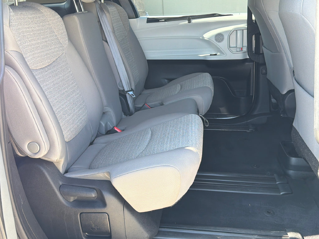 Used 2025 Toyota Sienna LE FWD image 12