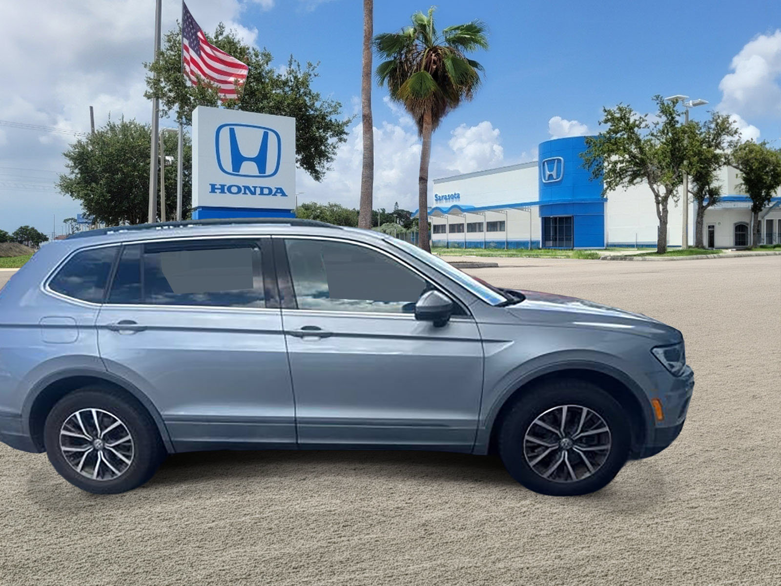Used 2019 Volkswagen Tiguan SE w/ Panoramic Sunroof Package FWD image 2