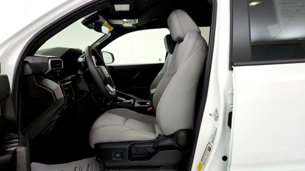 Used 2025 Toyota Tacoma SR5 AWD/4WD image 32