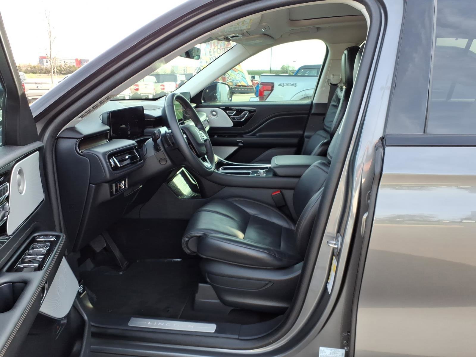 Used 2025 Lincoln Aviator Reserve w/ Equipment Group 201A image 11