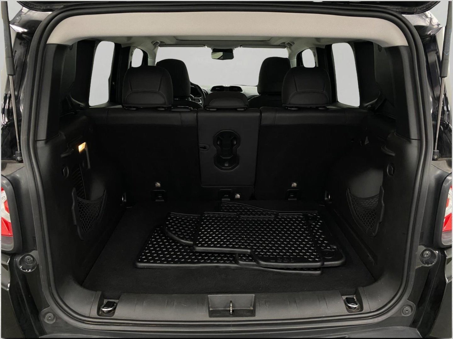 Used 2019 Jeep Renegade Trailhawk AWD/4WD image 6