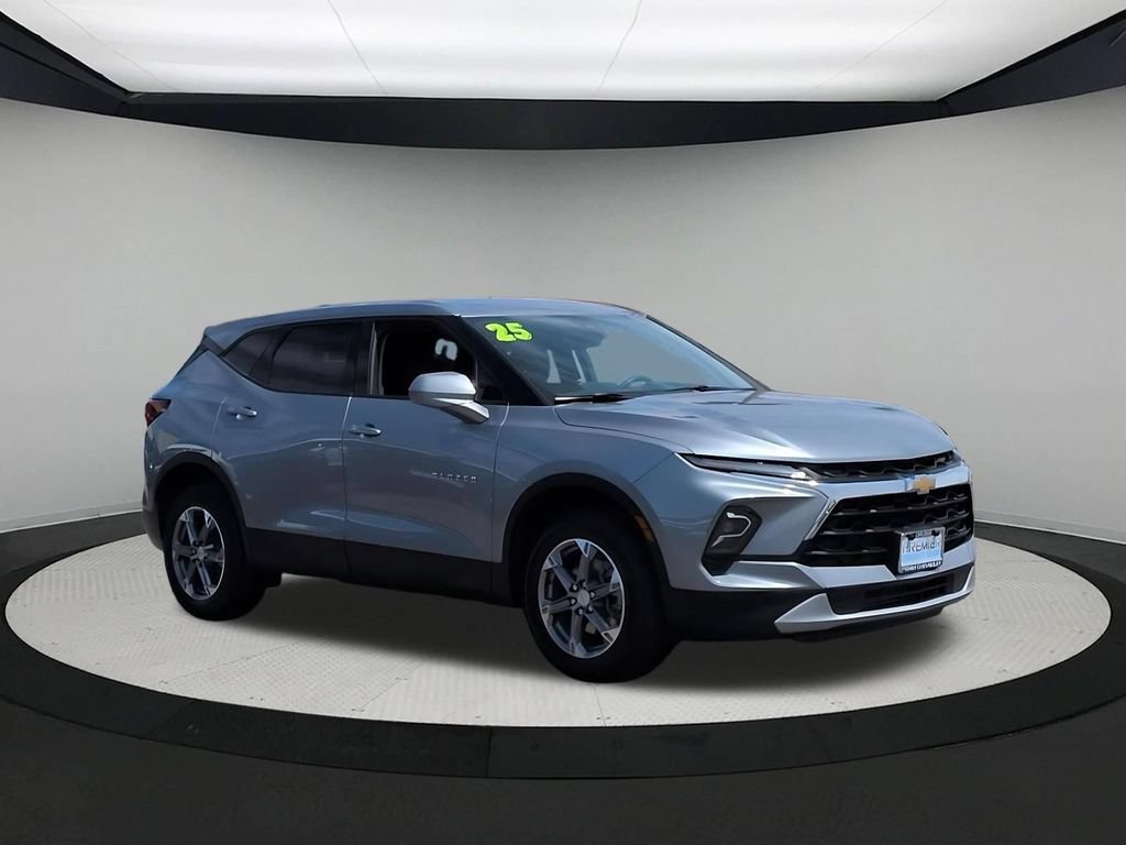 Used 2025 Chevrolet Blazer LT FWD image 2