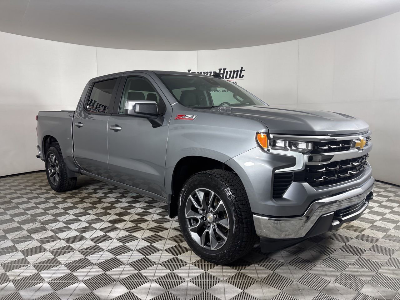 Used 2023 Chevrolet Silverado 1500 LT w/ Z71 Off-Road Package image 3