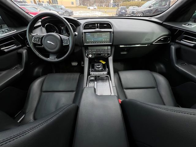 Used 2019 Jaguar F-PACE Premium image 2