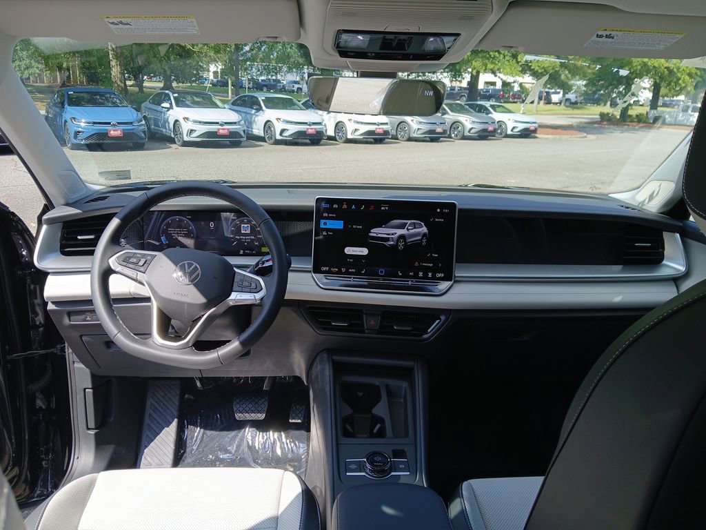 New 2025 Volkswagen Tiguan SE image 12