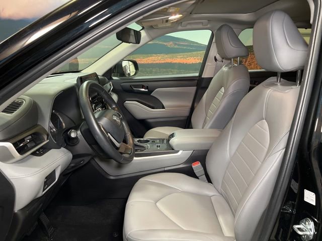 Used 2022 Toyota Highlander XLE AWD/4WD image 22