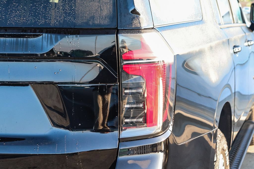 Used 2025 Chevrolet Suburban Z71 AWD/4WD image 10