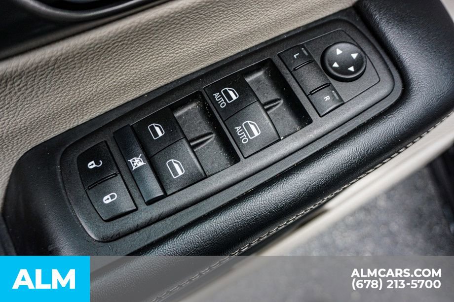 Used 2024 Chrysler Pacifica Select image 54