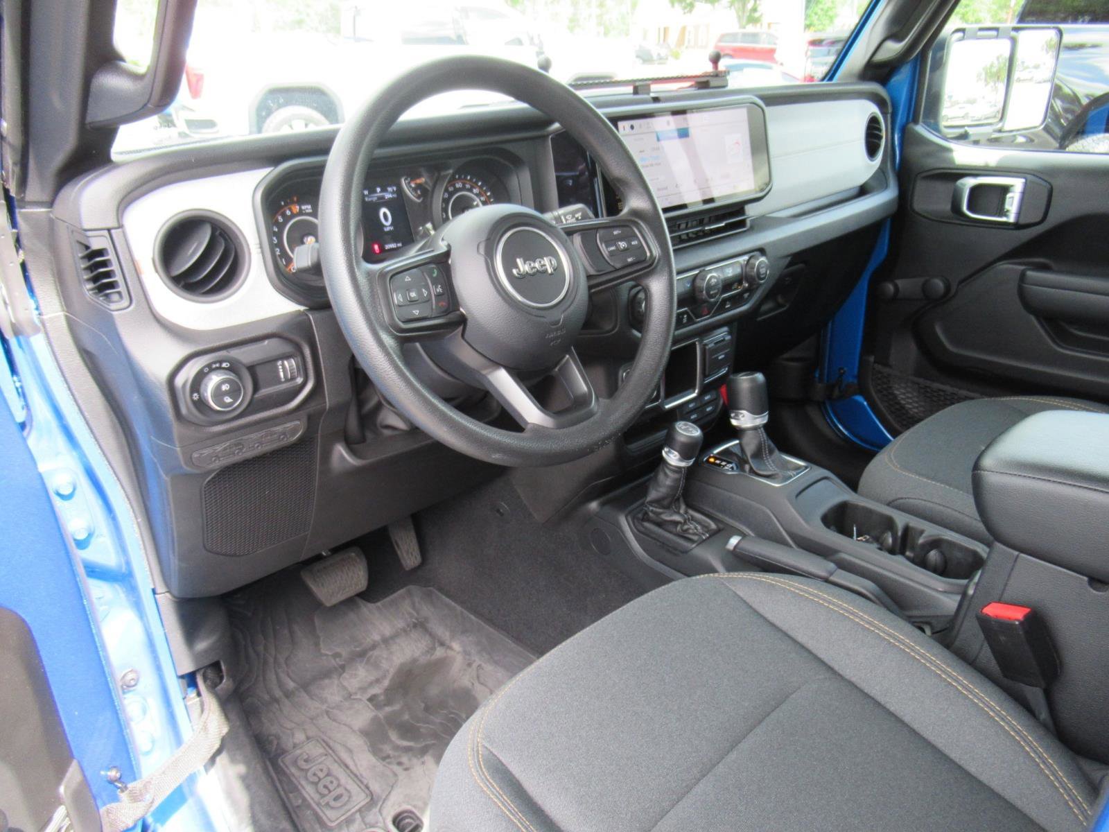 Used 2024 Jeep Gladiator Sport AWD/4WD image 17