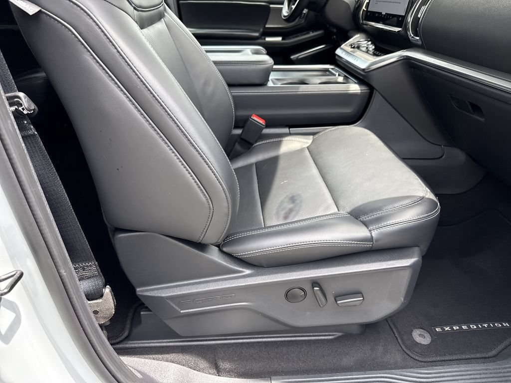 Used 2025 Ford Expedition Platinum AWD/4WD image 13