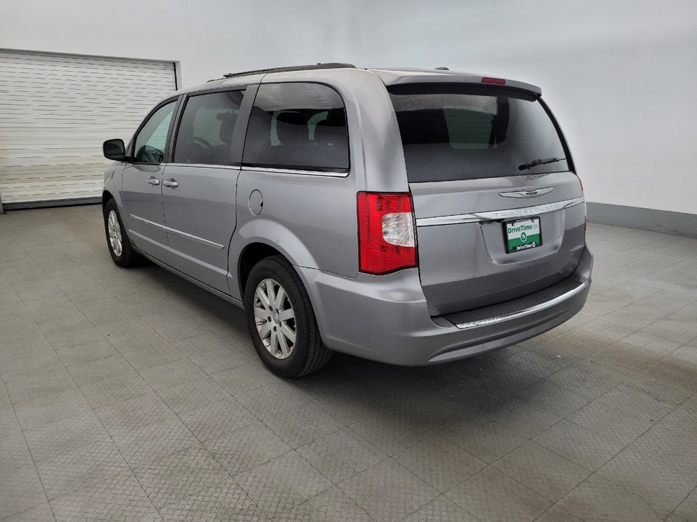 Used 2015 Chrysler Town & Country Touring image 5