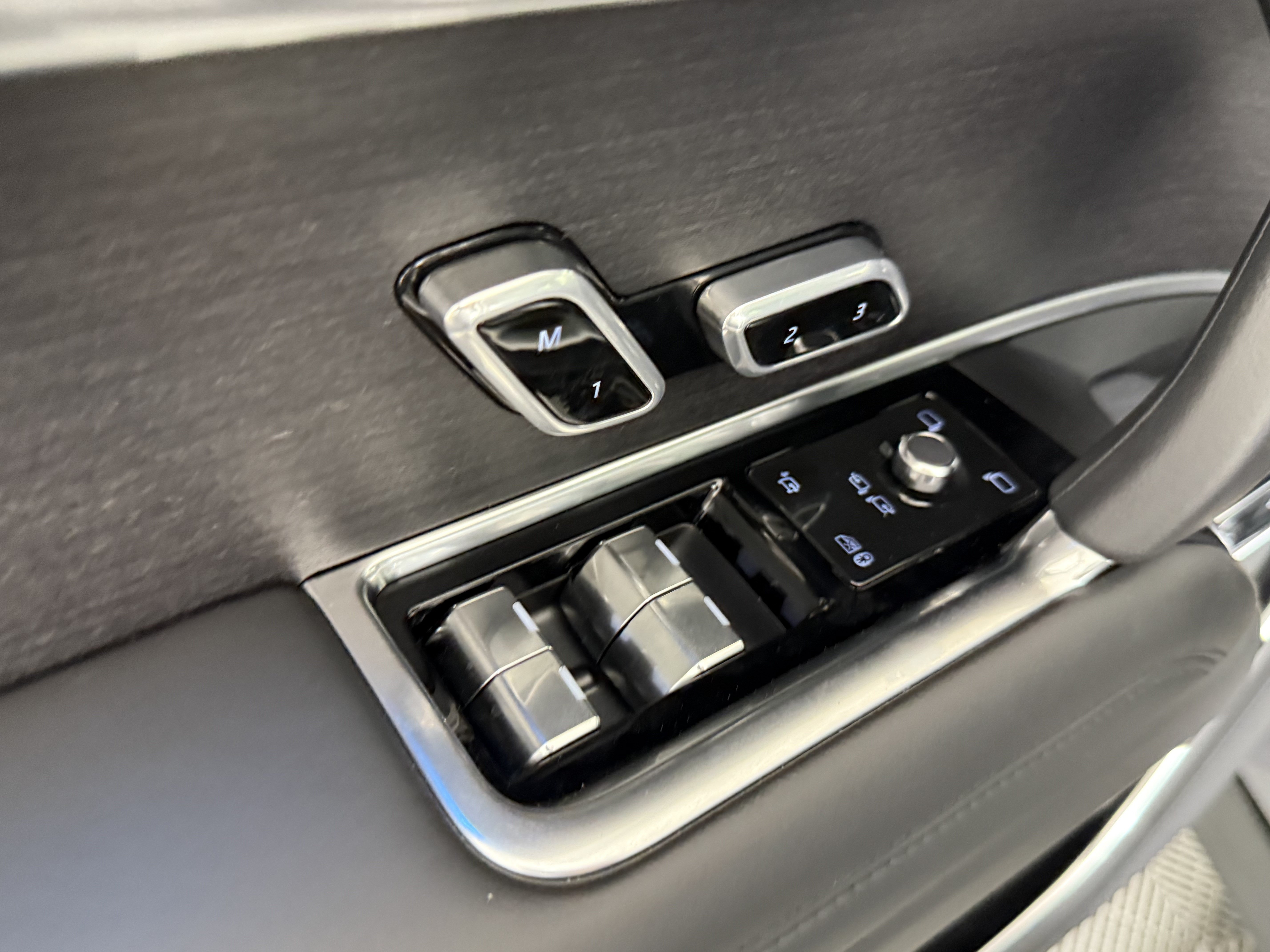 Certified 2025 Land Rover Range Rover SE AWD/4WD image 14