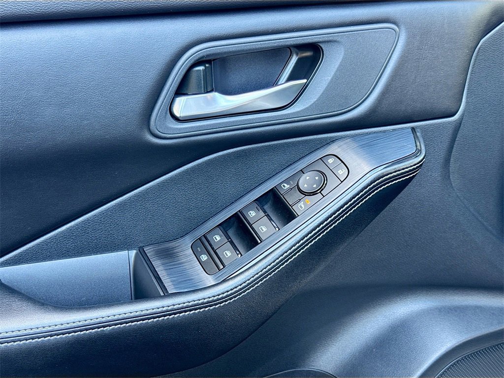 Used 2024 Nissan Rogue SV image 24