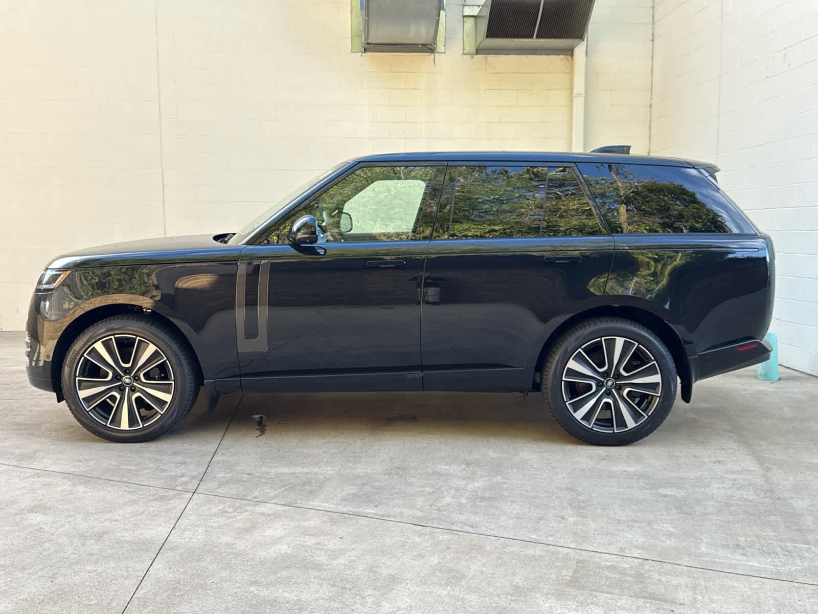 New 2025 Land Rover Range Rover SE image 5